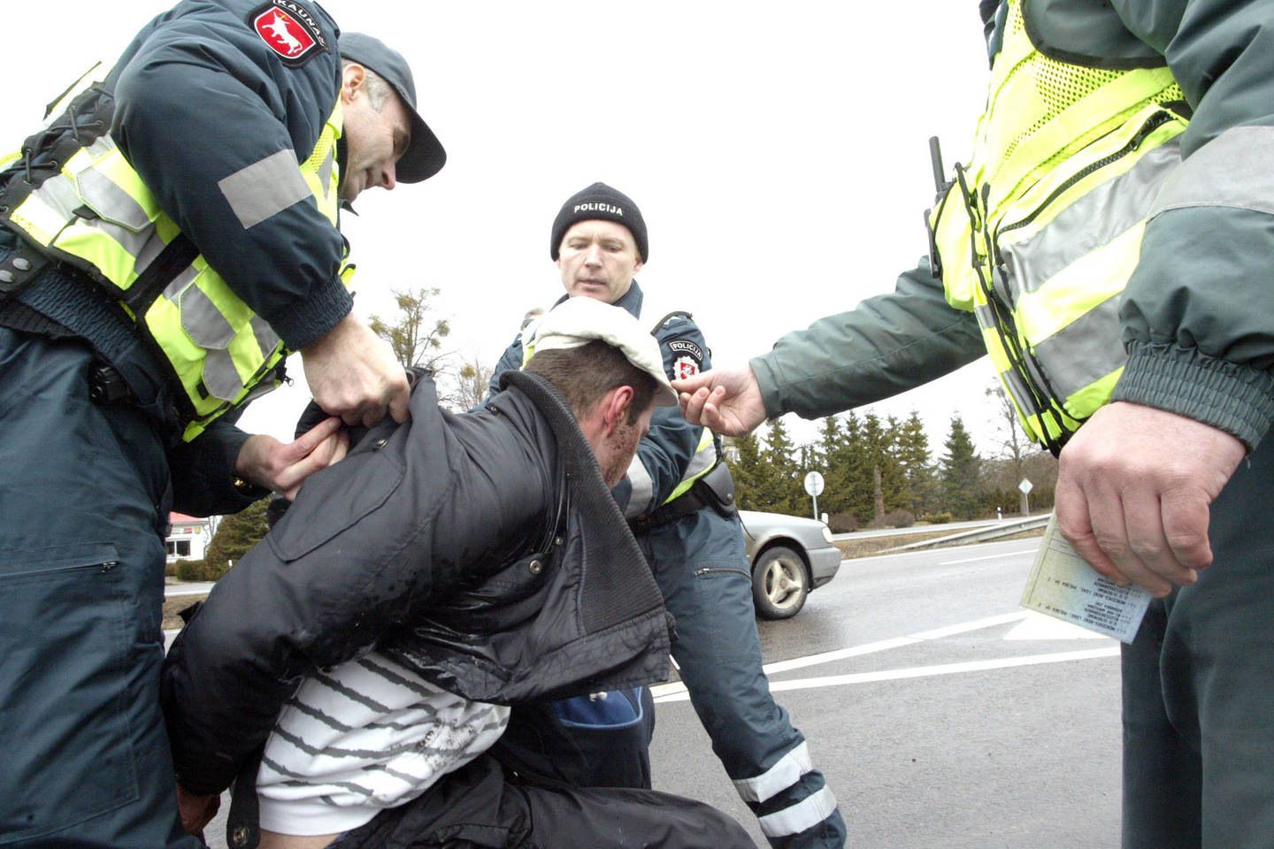 Policijos patruliams teko grumtis su girtu aršuoliu.