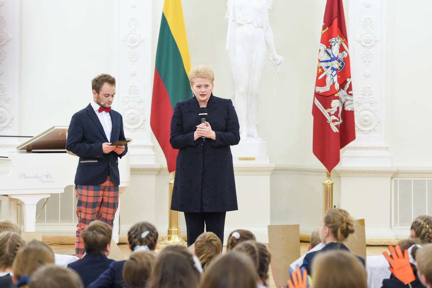 Prezidentės Dalios Grybauskaitės inicijuota akcija „Knygų Kalėdos“ šiais metais kviečia dovanoti lietuvių autorių knygų šalies bibliotekoms.