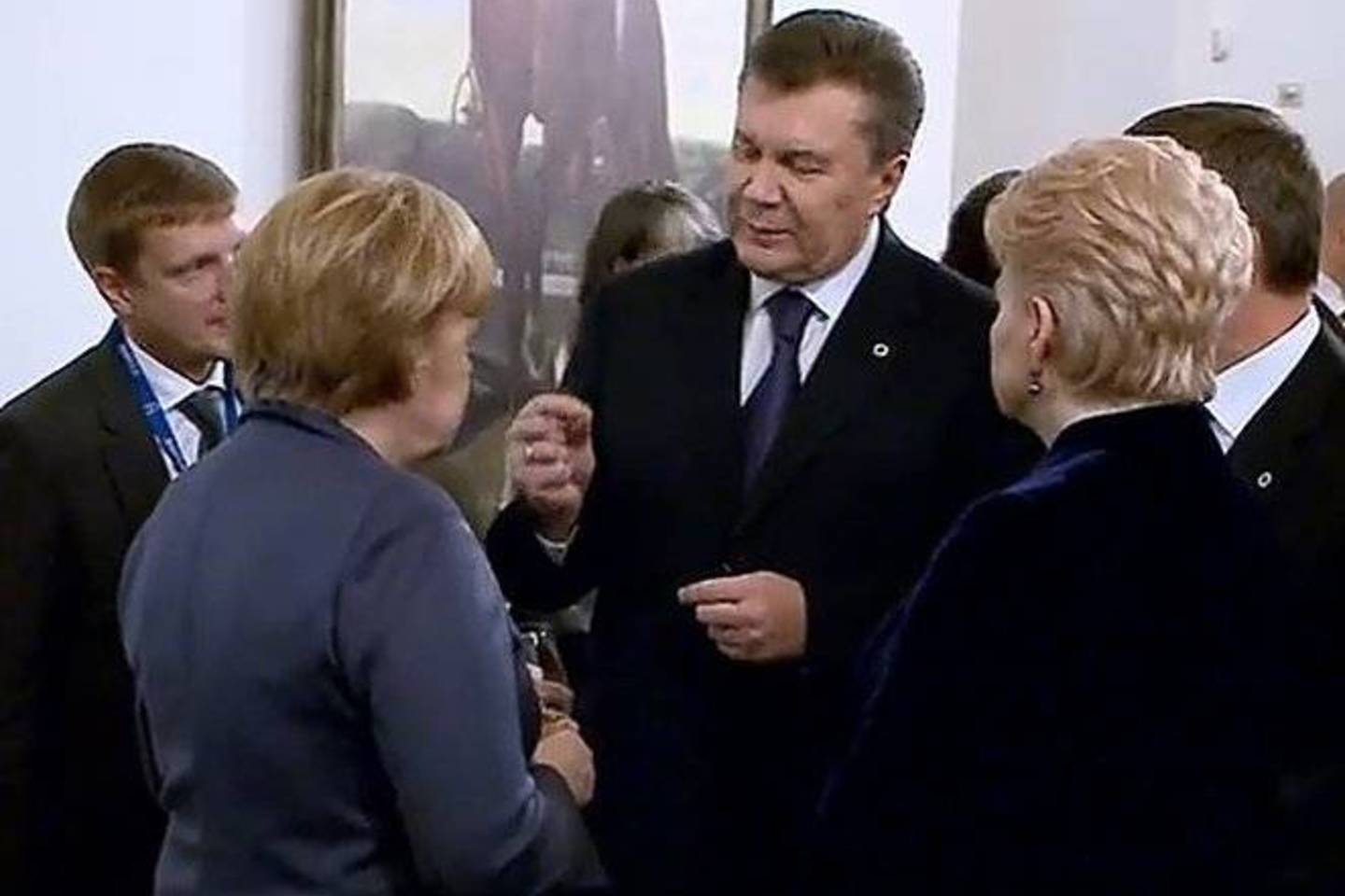 Vilniuje A.Merkel ir D.Grybauskaitė bandė įtikinti V.Janukovyčių žengti europiniu keliu.