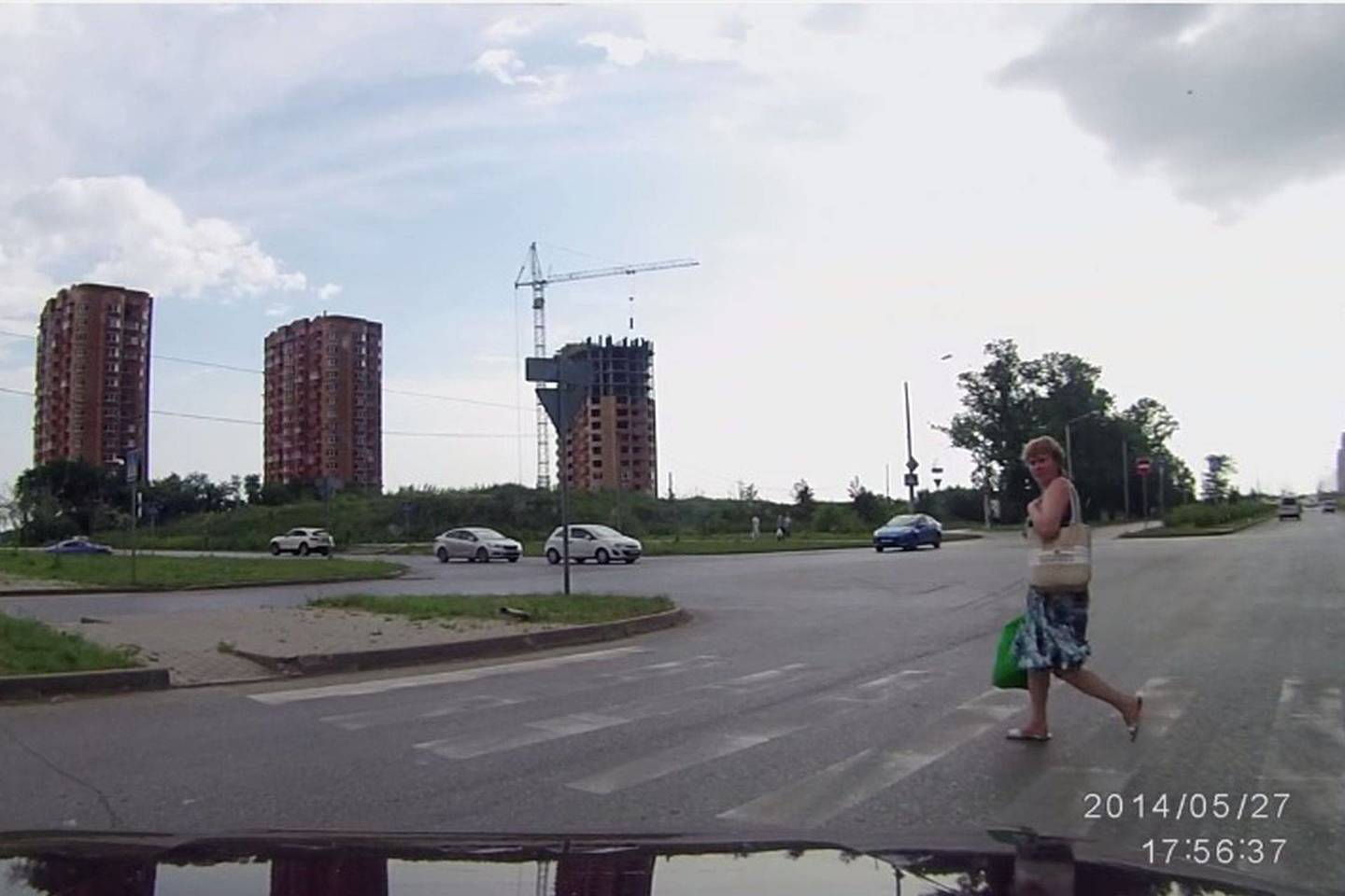 Siužeto herojus nusprendė imtis iniciatyvos ir pasukęs į kairę pastatė automobilį skersai kelio.