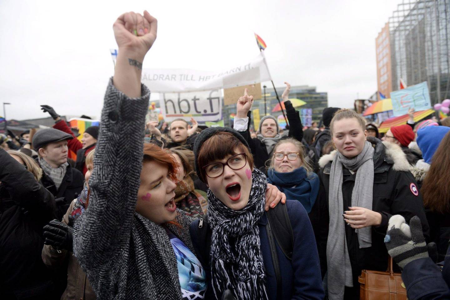 Prie parlamento Helsinkyje aidėjo sveikinimo šūksniai.