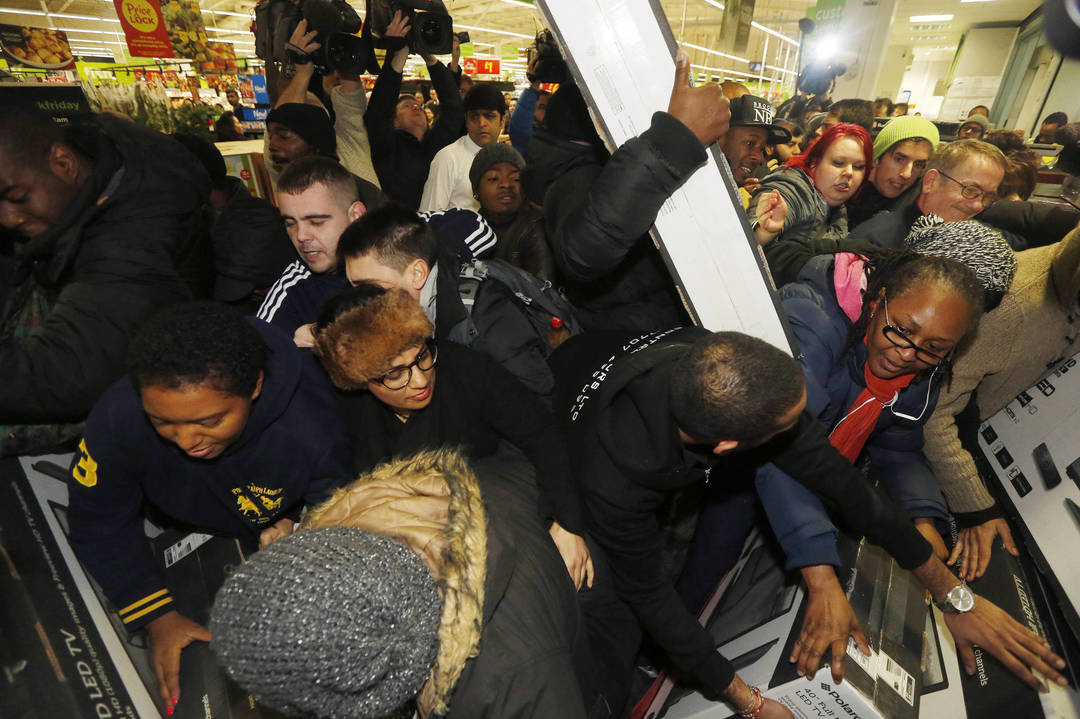 Vakar Padėkos dieną ramiai su šeima minėję žmonės, šiandien jau šlavė parduotuvių lentynas<br>Reuters/Scanpix nuotr.