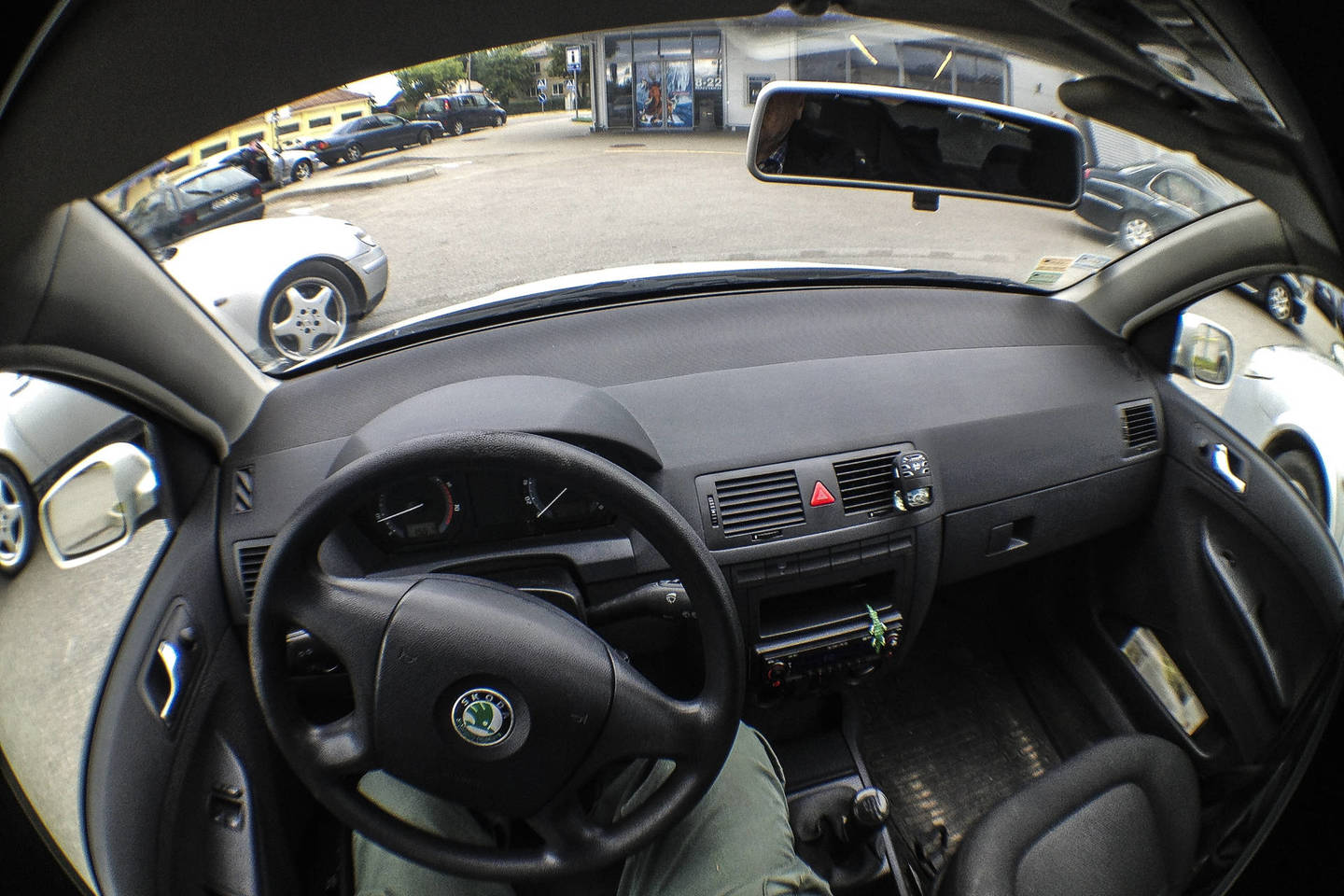 Automobilis buvo paliktas Palangos gatvėje. Grįžusi jo šeimininkė šiltame automobilyje išvydo girtutėlį vyrą, kuris nė neketino įsileisti šeimininkės.