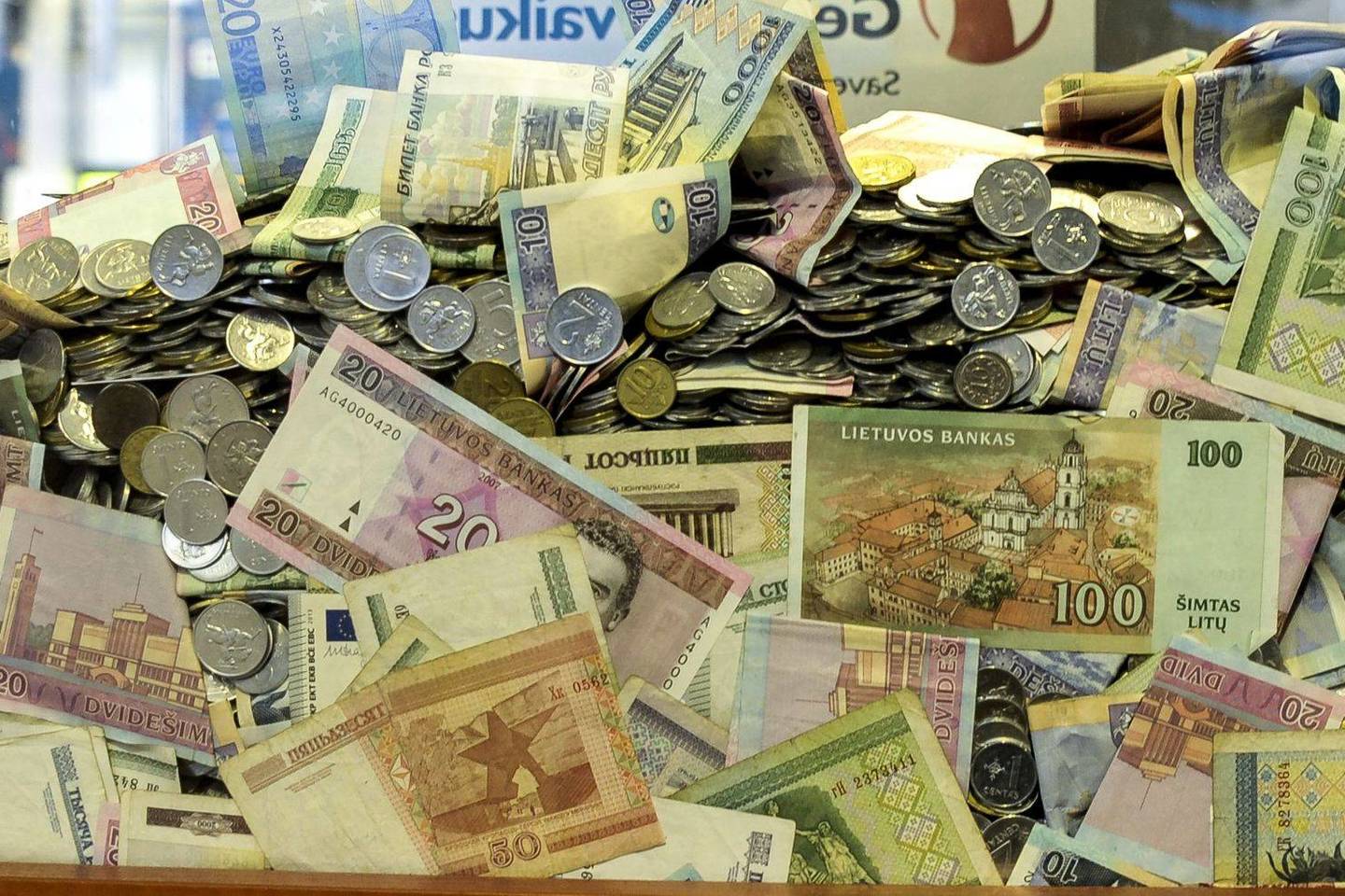 Šiais metais Lietuvos gyventojai iš emigravusių artimųjų turėtų sulaukti rekordinės pinigų sumos - perlaidos gali siekti net 6 mlrd. litų.
