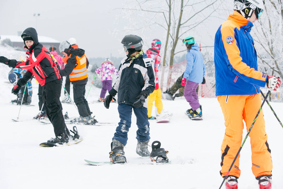 Liepkalnio slidinėjimo trasas jau išbando žiemiškų pamogų mėgėjai.<br>T.Bauro nuotr.