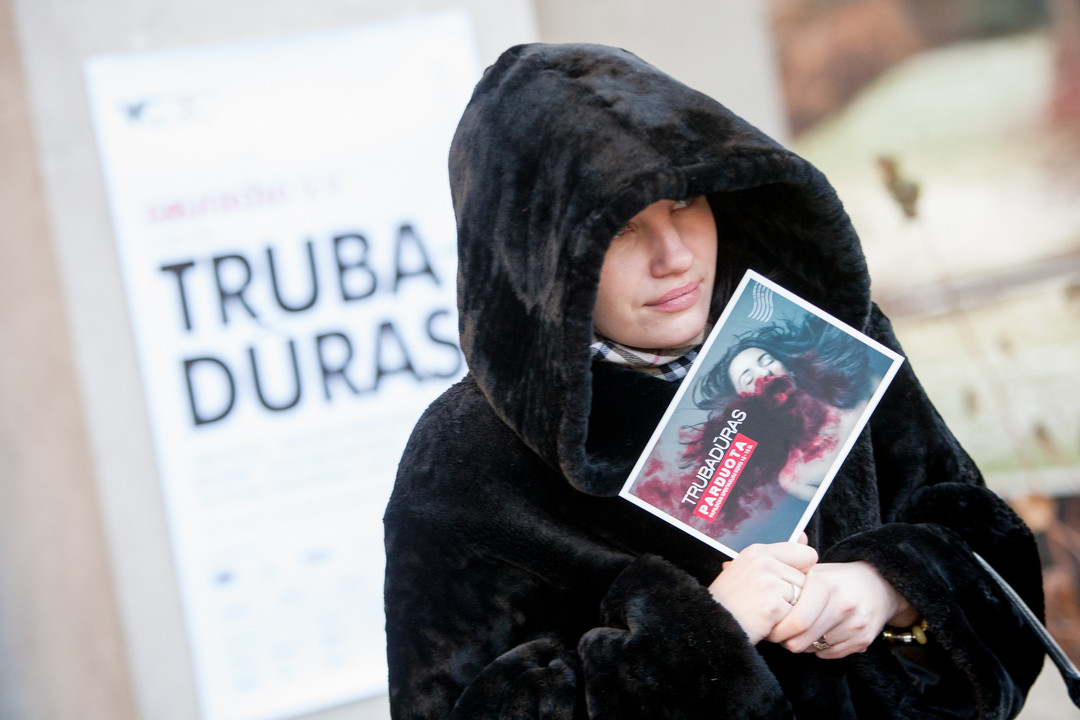 Vilniaus miesto operos teatras teatralizuota akcija pranešė: bilietai į „Trubadūro“ premjerinius spektaklius jau parduoti. Laukite kovo mėnesio spektaklių.<br>D.Umbraso nuotr.