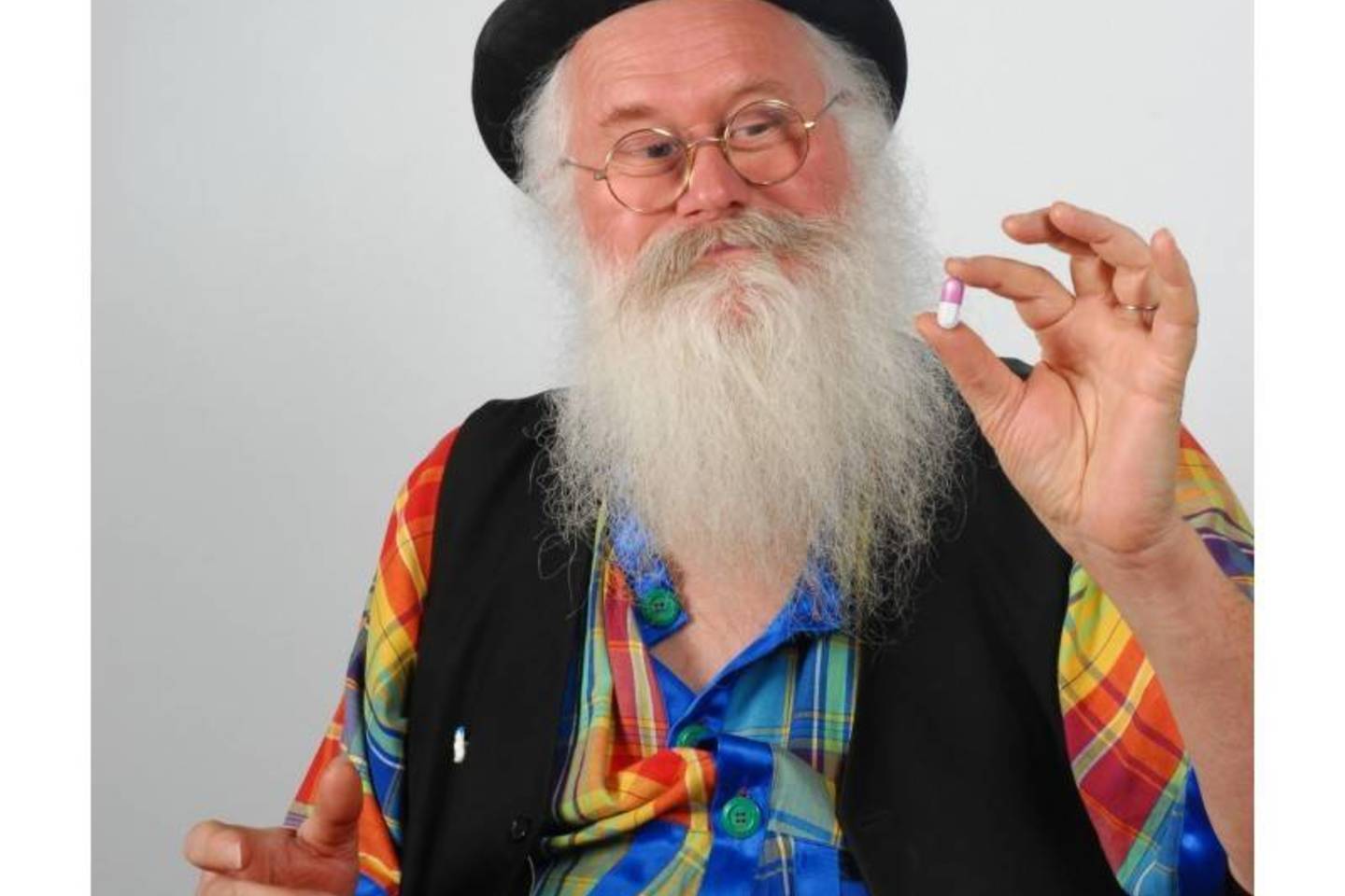 65 metų Christianas Poinchevalis, atrodantis lyg Kalėdų Senelio brolis hipis, sukūrė piliulę, kuri paverčia žmogaus žarnyno dujas šokolado aromatu.<br>pilulepet.com nuotr.