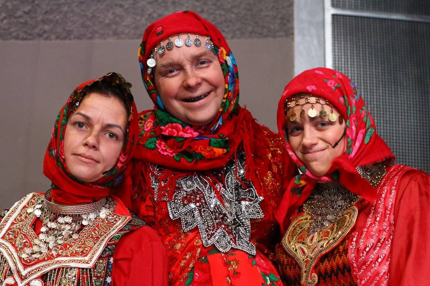 J.Butnorius su merginų grupe„Studentės” įsikūnojo į bobučių ansamblį „Buranovskiye Babushki“.