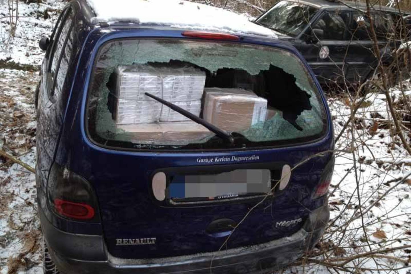 Kontrabandininkų automobilis taranavo tarnybinį pasieniečių visureigį.