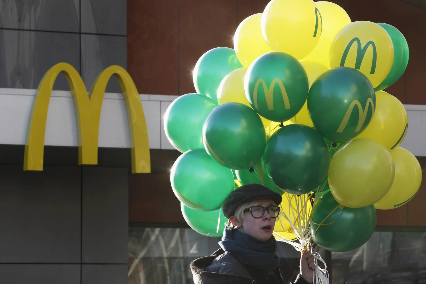 Kiek anksčiau Rusijos žiniasklaidoje, pateikiant nuorodą į naujienų agentūrą „Bloomberg“, pasirodė informacija, neva „McDonald's“ nuo gruodžio 3 d. Rusijoje savo produkcijos kainas kelia 1,3 procento.