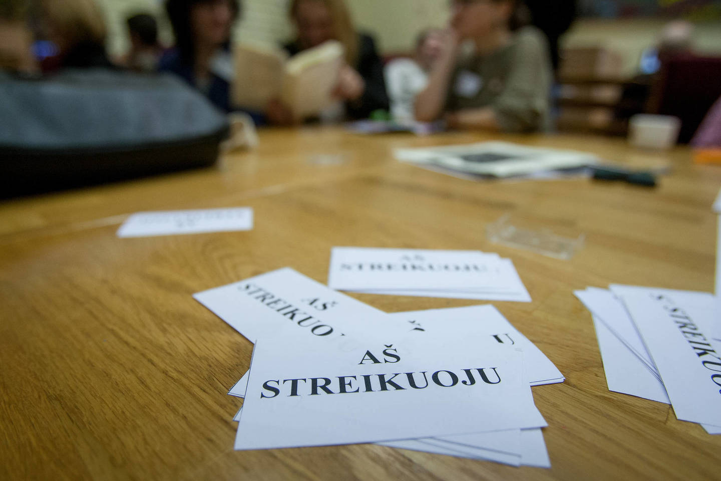 Streikuotojai reikalauja didinti mokinio krepšelį, mažinti mokinių skaičių mokyklose, gerinti pedagogų socialines garantijas.