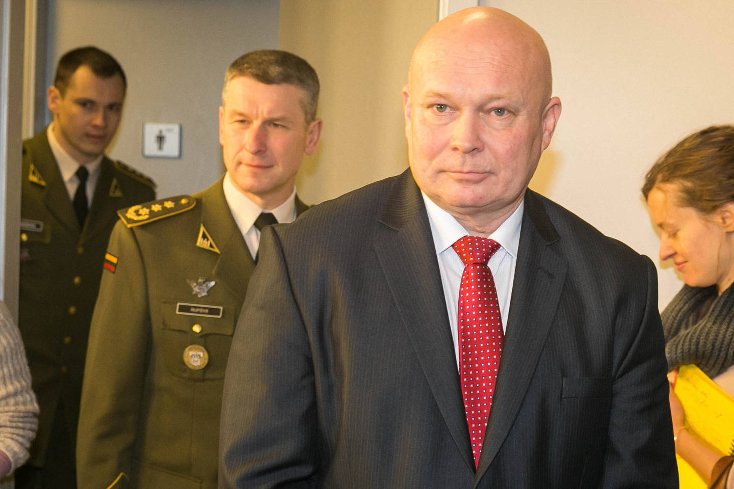 Organizuoto nusikalstamumo ir korupcijos tyrimų vyriausiojo prokuroro pavaduotojas Raimondas Petrauskas (priekyje).