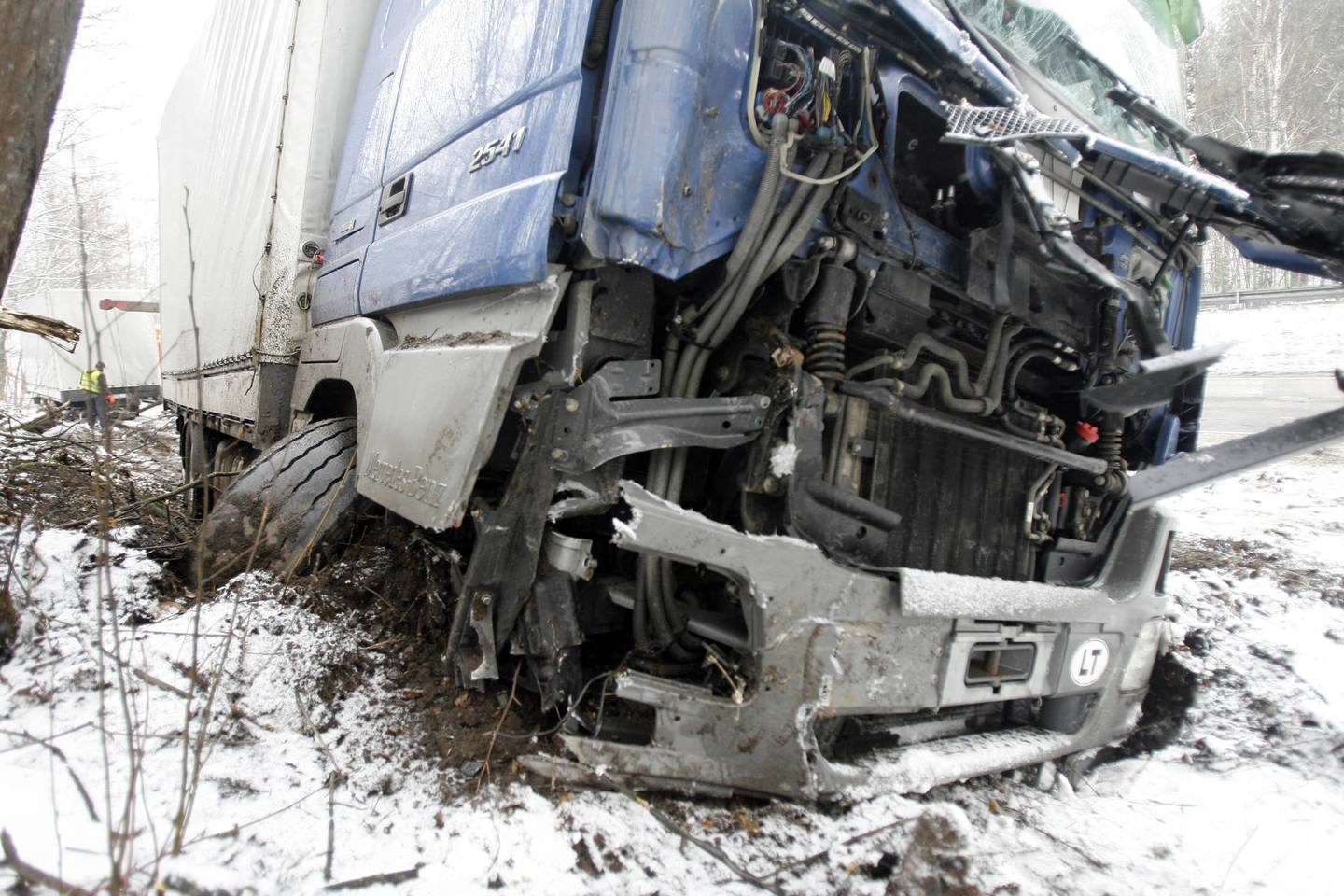 Vienas žmogus buvo sužalotas trečiadienio vakarą Raseinių rajone susidūrus dviem vilkikams ir lengvajam automobiliui.