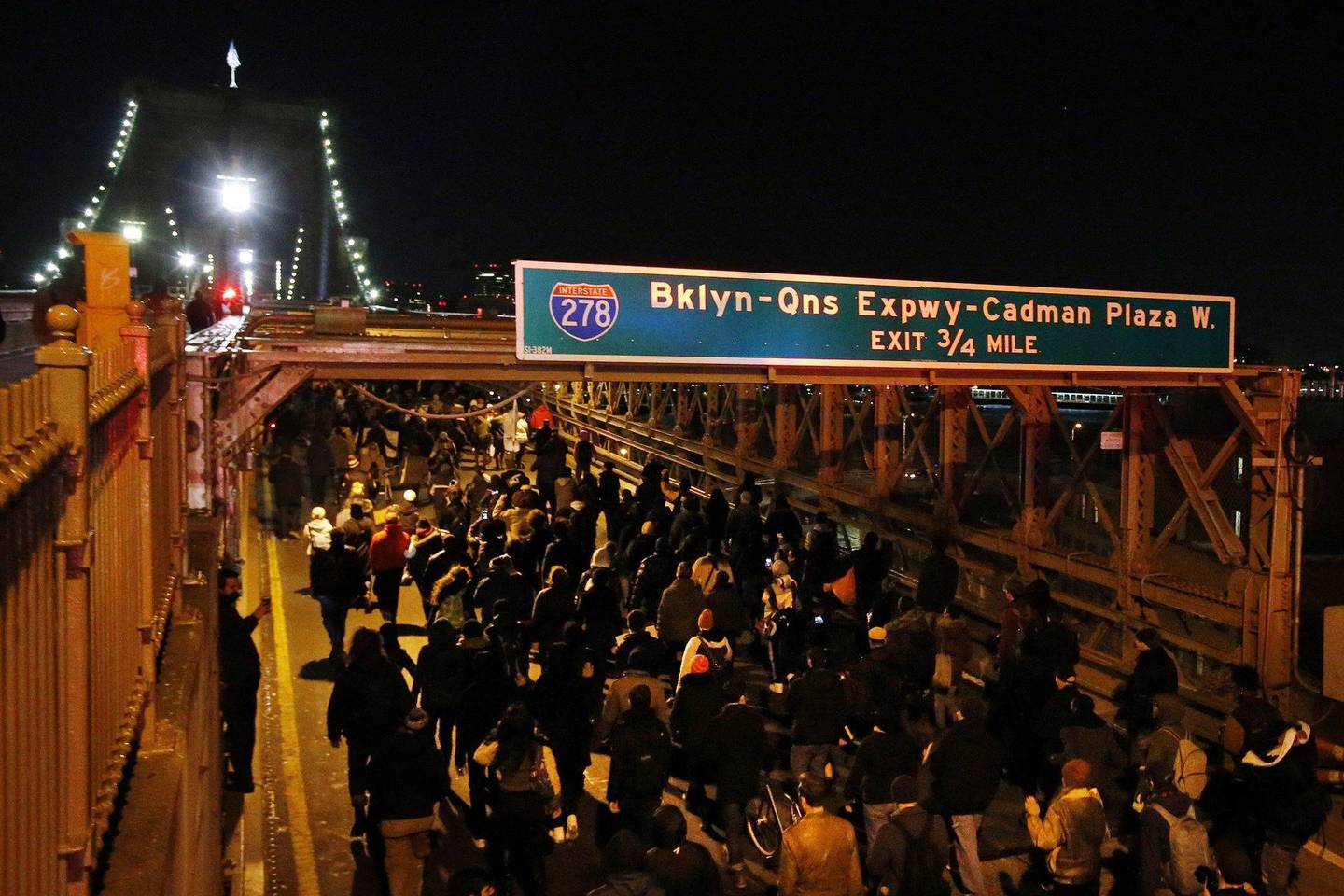 Pavienės protestuotojų grupelės iš skirtingų vietų susibūrė į didžiulę protestuotojų minią.