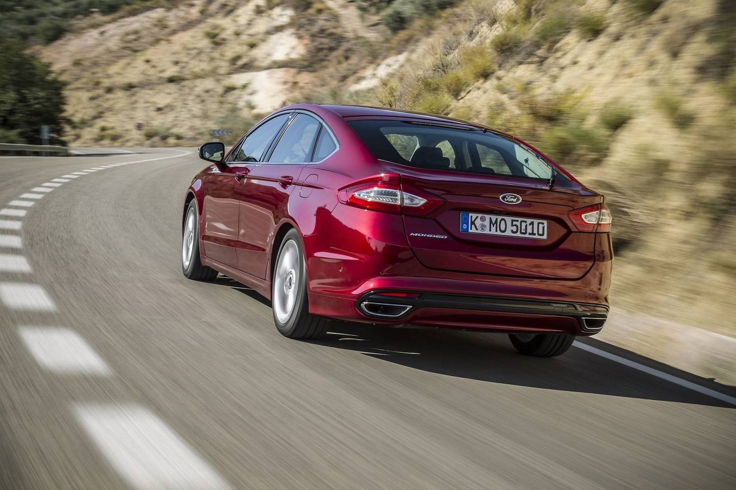 Najajame "Mondeo" keleivius saugo saugos diržuose integruotos oro pagalvės.