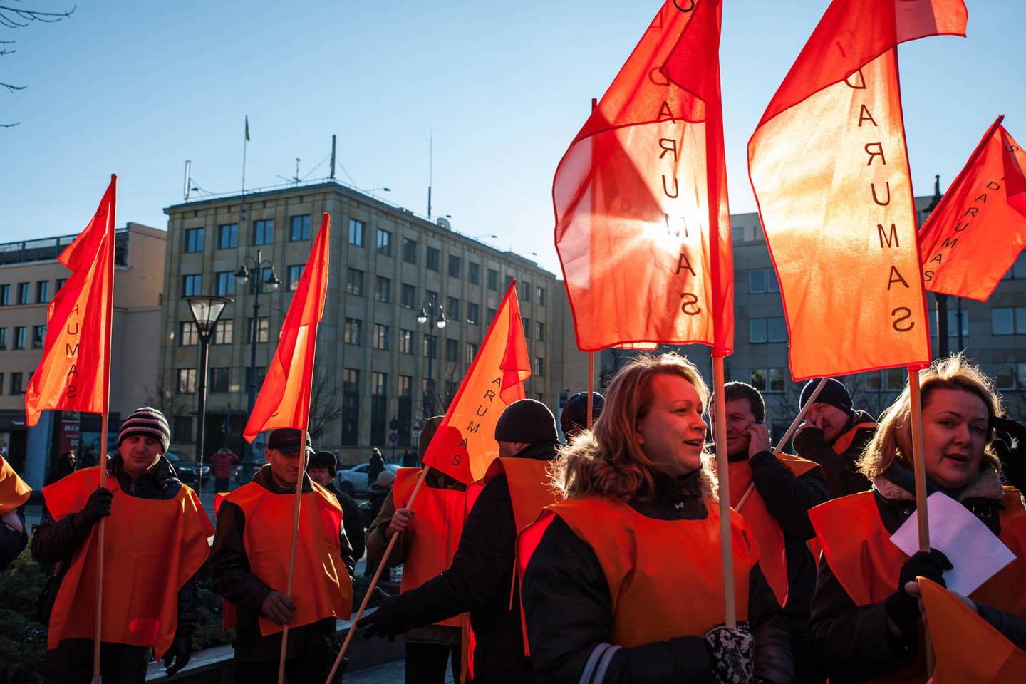 Trečiadienį Vilniuje prie Vyriausybės keli šimtai mokytojų mitingavo, reikalaudami keisti mokyklų finansavimo sistemą, kelti atlyginimus ir gerinti darbo sąlygas.