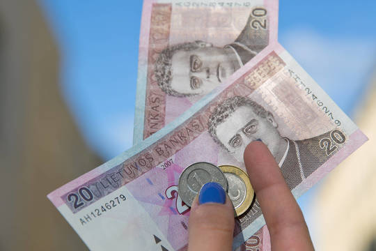 Patarimas mažai uždirbantiems: nesvajokite investuoti