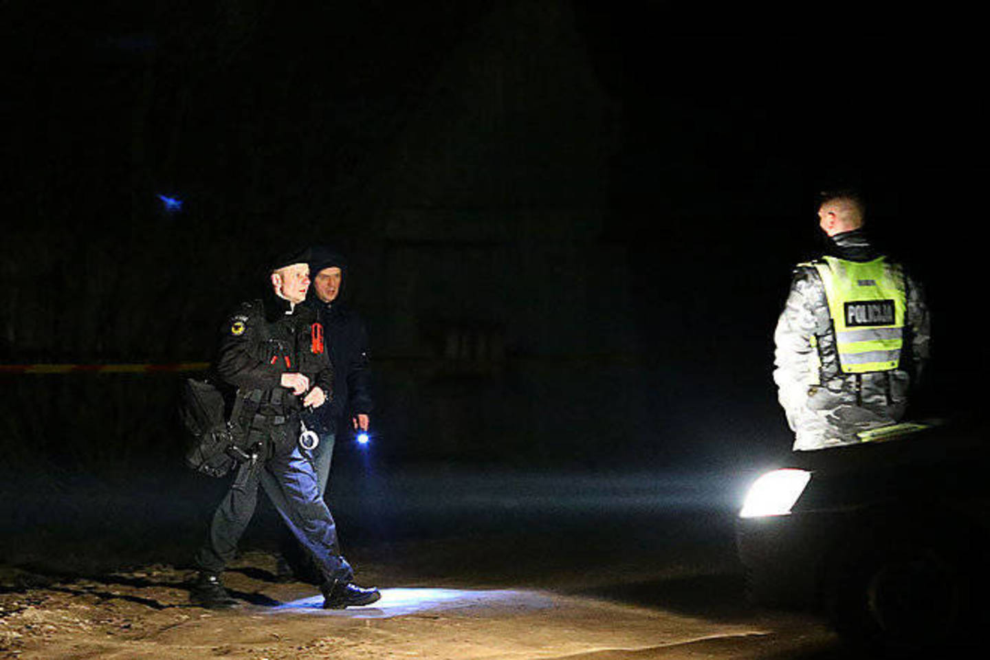 Po sprogimo dar naktį miškelį naršė „Aro“ išminuotojai.