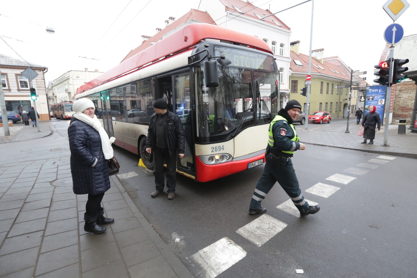 Vilniuje atsitrenkusi į troleibusą nukentėjo moteris.