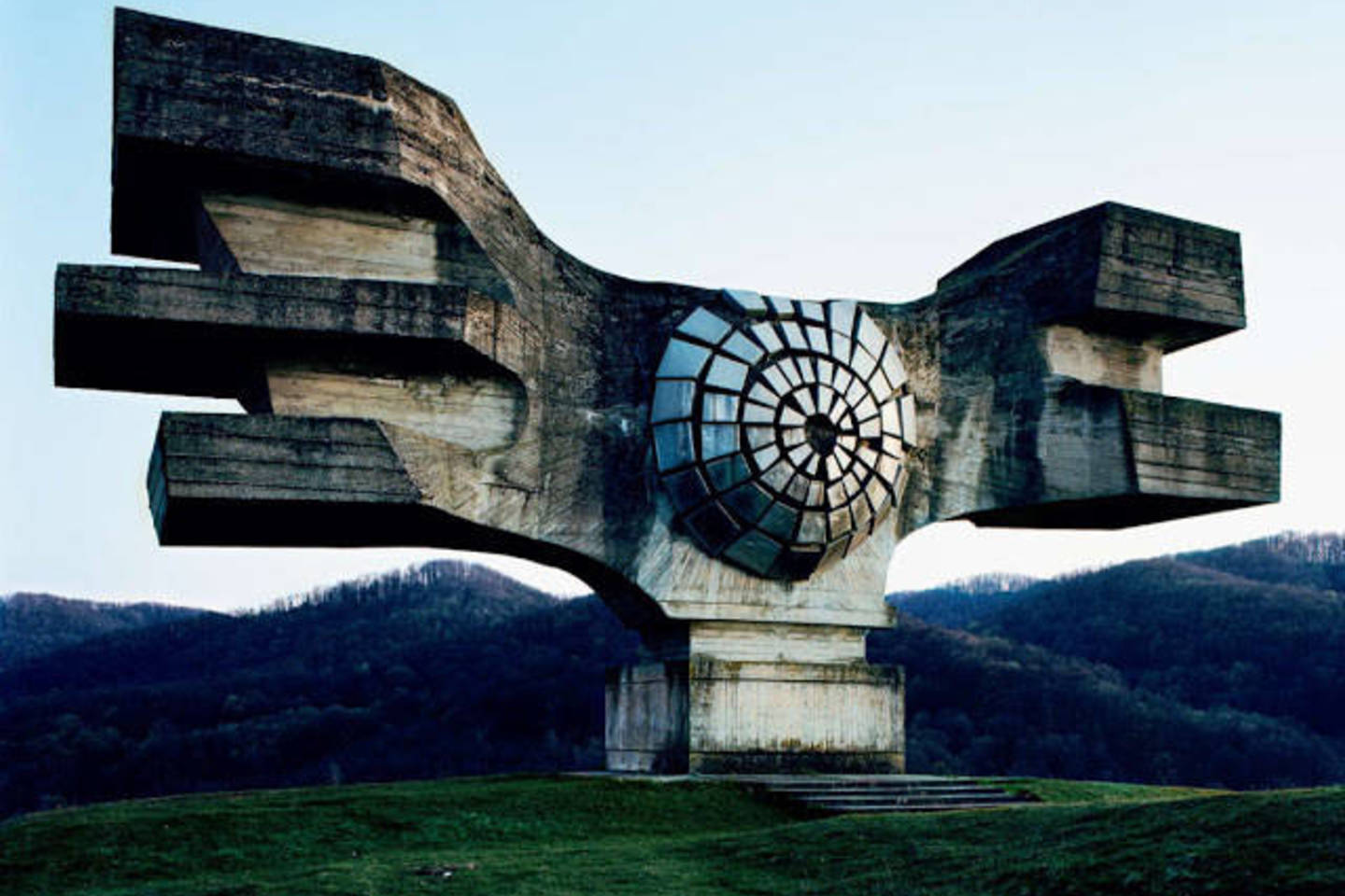 Žymių buvusios Jugoslavijos skulptorių ir architektų darbai atrodo kaip iš ateities.<br>cracktwo.com nuotr.
