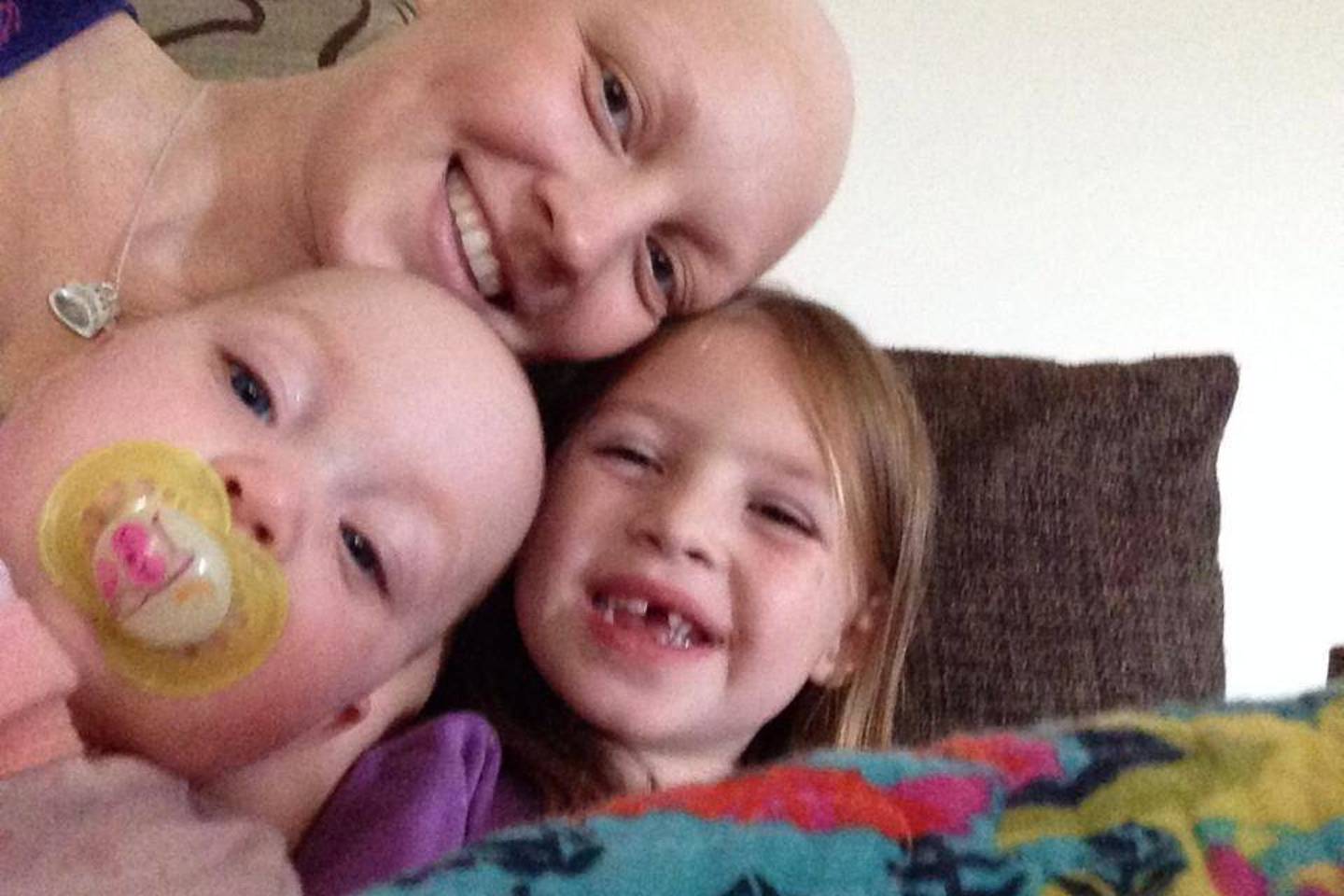 Stengdamasi, kad kuo ilgiau išgyventų ir praleistų kuo daugiau laiko su dukromis, Samantha gydosi ir alternatyvios medicinos metodais.