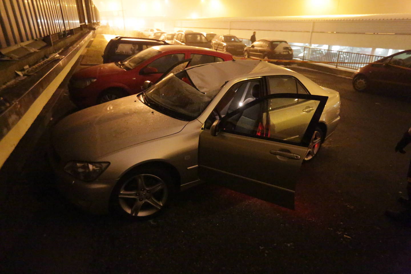 Pro balkoną iškritusi moteris Vilniuje nukrito ant kieme stovėjusio automobilio.