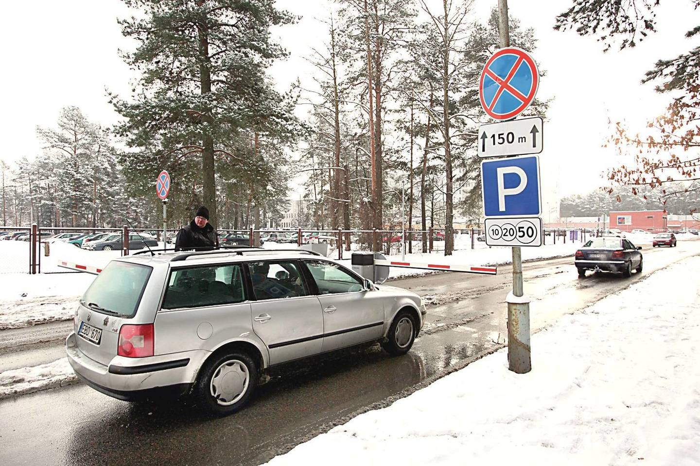 Šiuo metu, kol vyksta teismai, aikštelės prie Lazdynų ligoninės nemokamos.