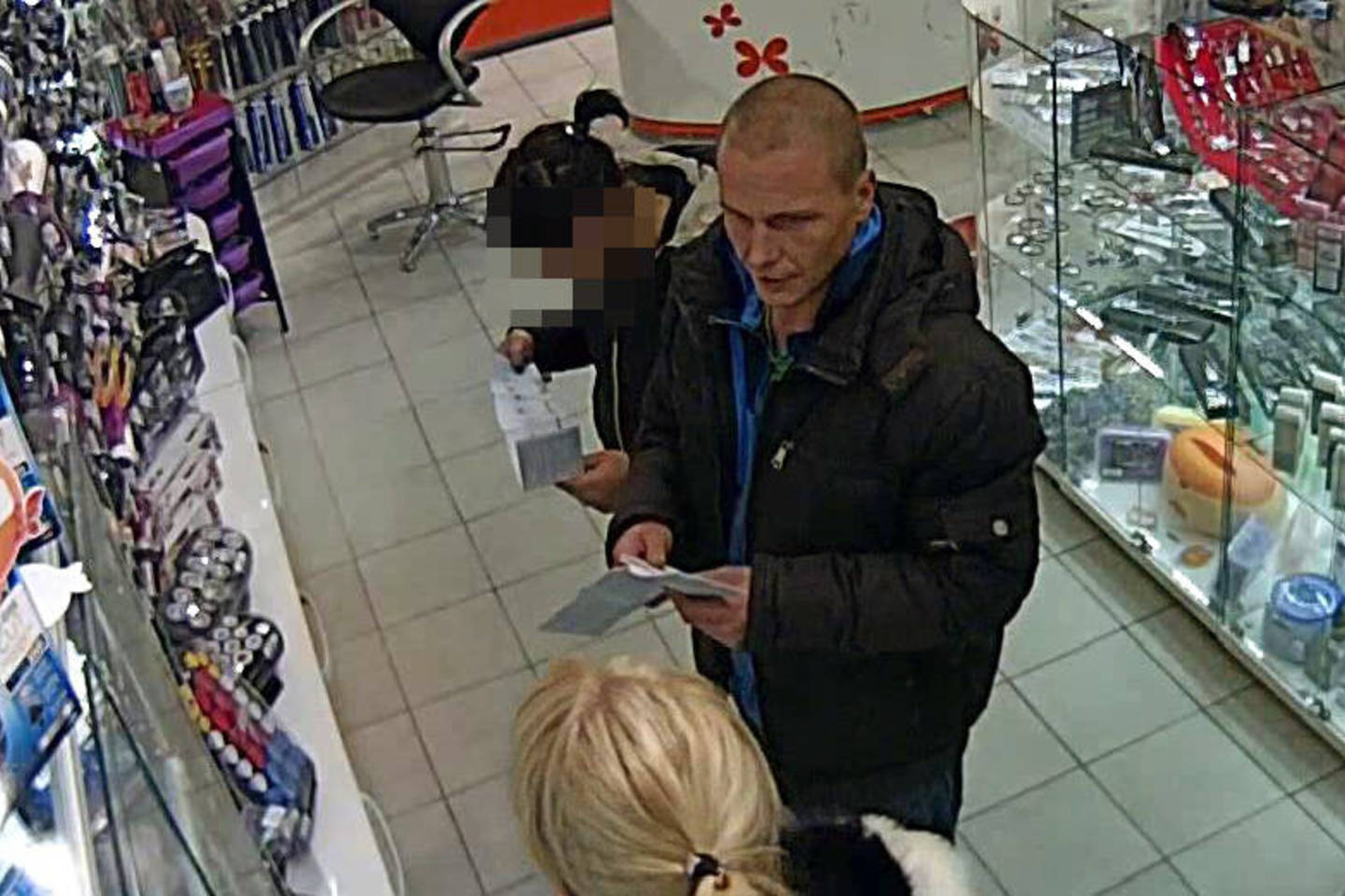 Policija prašo atpažinusius šį vyrą pranešti apie tai pareigūnams.