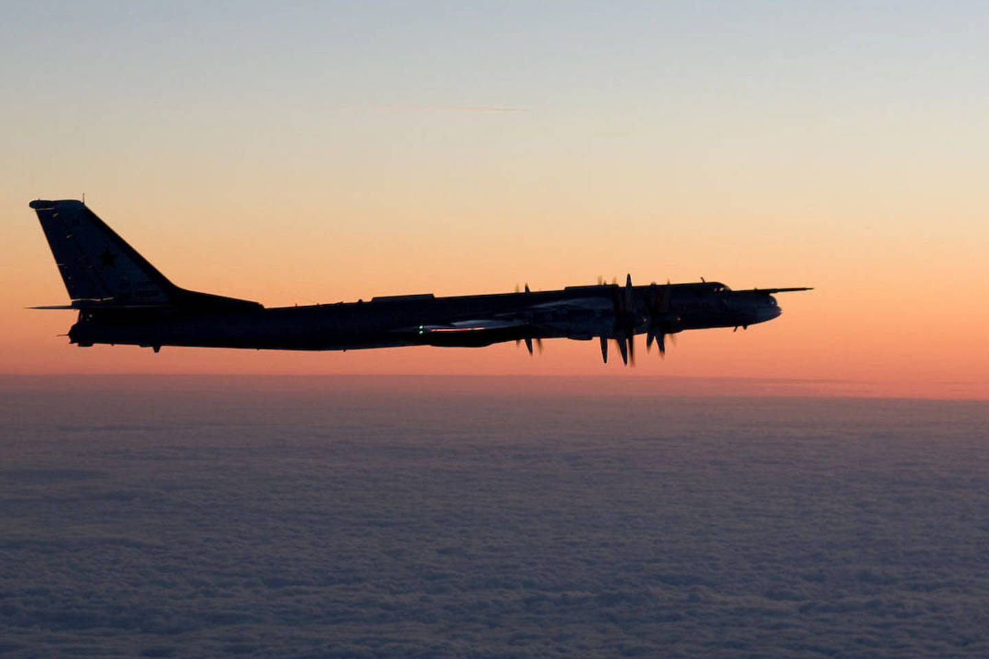 Suomijos kariškiai išplatino virš Baltijos jūros skraidančių Rusijos orlaivių nuotraukas. Strateginis bombonešis Tu-95 („Bear“).