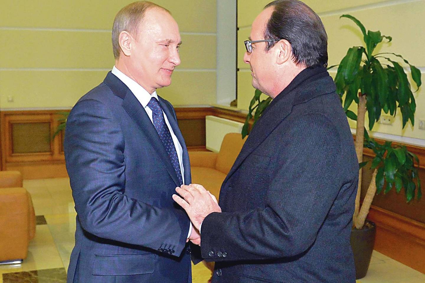 F.Hollande’as (dešinėje) – pirmasis Vakarų lyderis, po Krymo aneksijos kovo mėnesį atvykęs į Maskvą ir čia susitikęs su Rusijos prezidentu V.Putinu.
