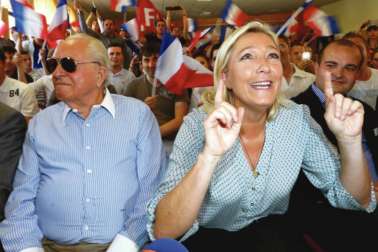 Iš pradžių savo tėvo J.M.Le Peno (kairėje) vestus nacionalistus iš skęstančio laivo išgelbėjusi M.Le Pen (viduryje) pasirengusi naujoms pergalėms – populiarėjanti politikė neslepia savo tikslo: partijos „Nacionalinis frontas“ sėkmės parlamento rinkimuose ir pergalės 2017-ųjų Prancūzijos prezidento rinkimuose.