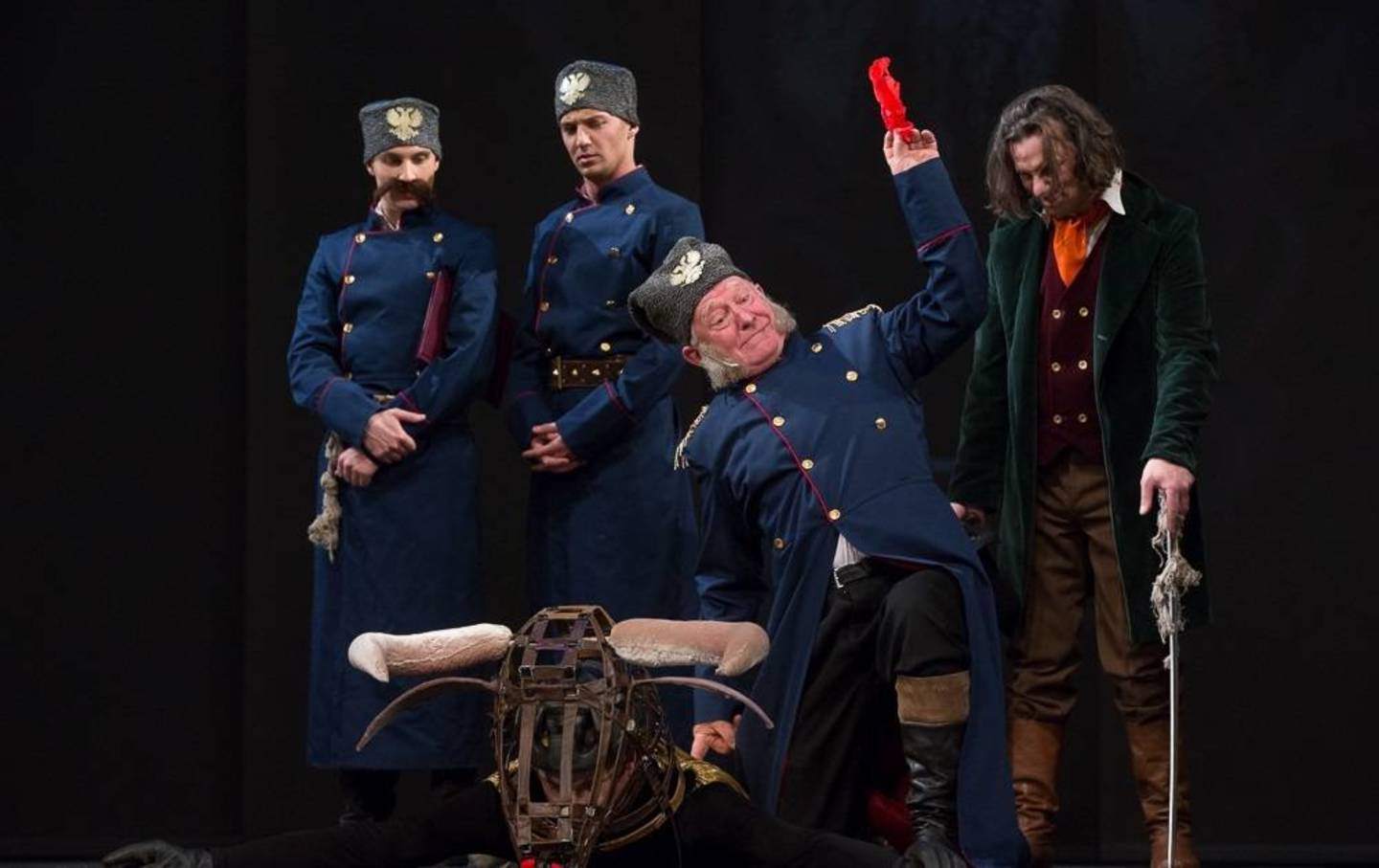 Scena iš miuziklo „Devynbėdžiai“.