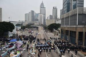 Honkonge antstoliai pradėjo likviduoti protestų stovyklą