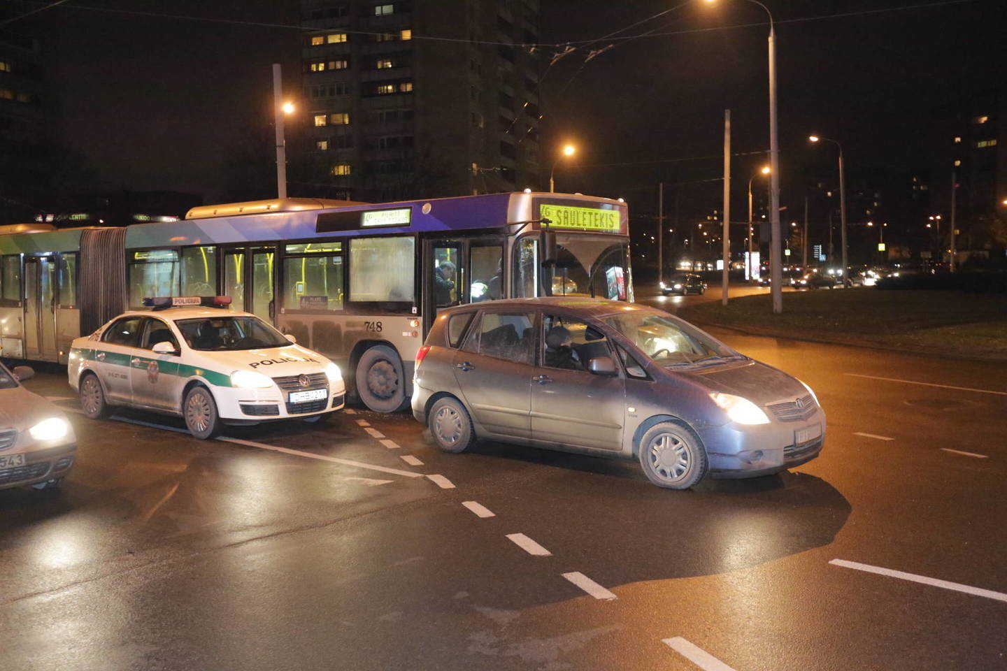 Žmonės šioje avarijoje nenukentėjo.