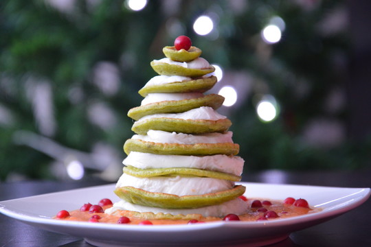 Švenčių stalui – eglutė iš žalių špinatų blynų