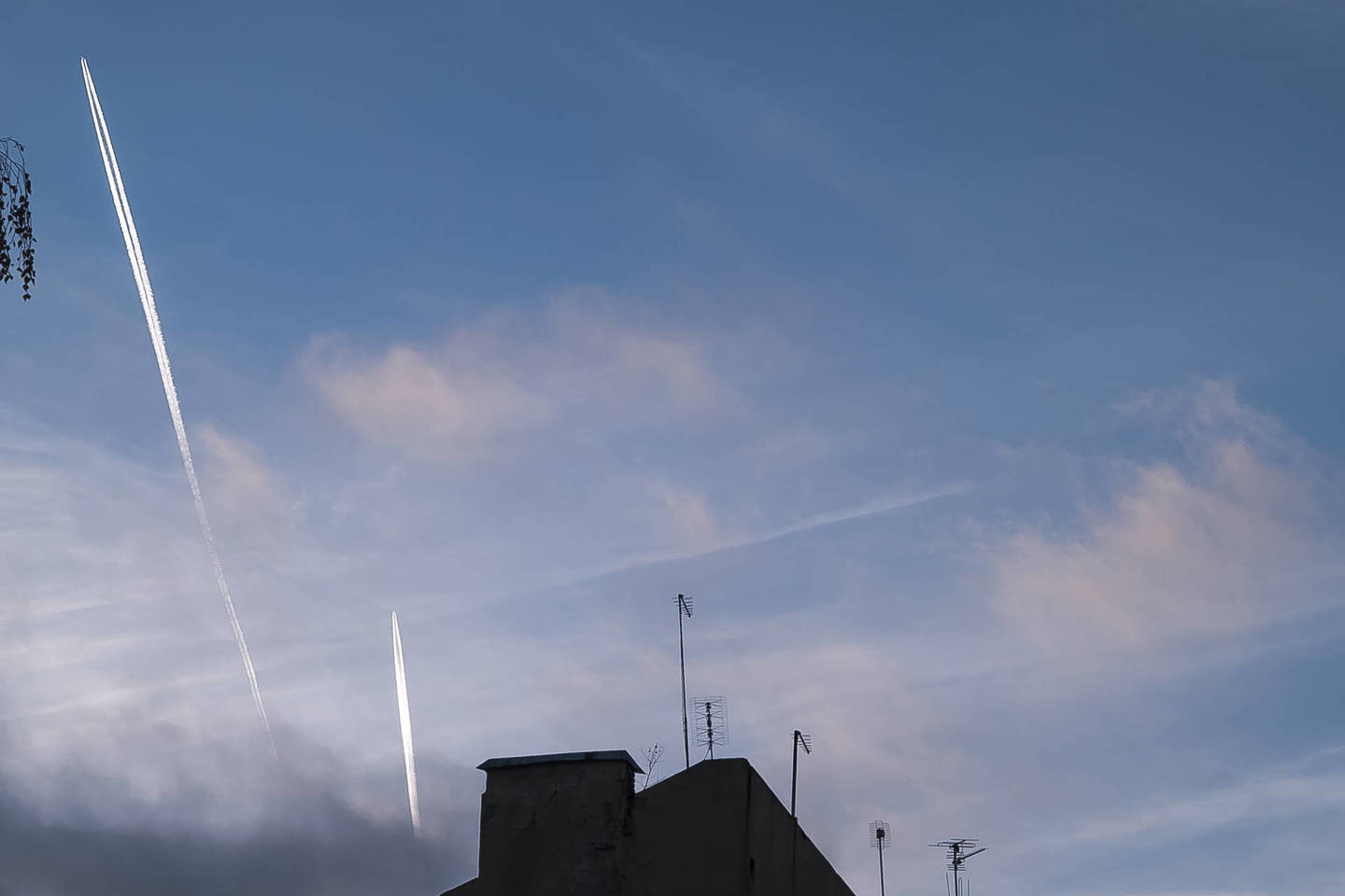 Aviacijos specialistai sako, kad suintensyvėję Rusijos karinių lėktuvų skrydžiai be radijo ryšio Baltijos jūros regione kelia didelę grėsmę keleiviniams orlaiviams, taip pat ir Lietuvos.