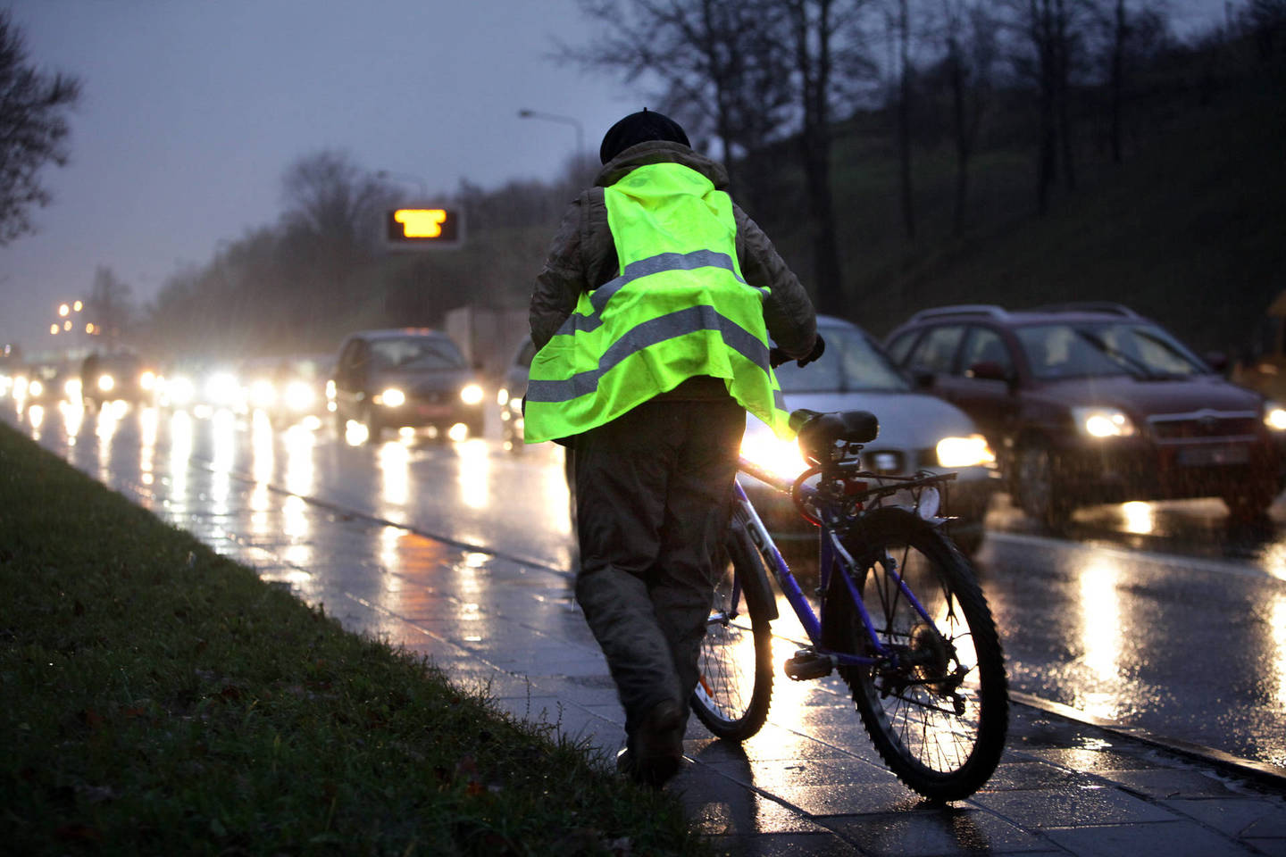 Skuodo rajone automobilis partrenkė ir sužalojo dviratininką.