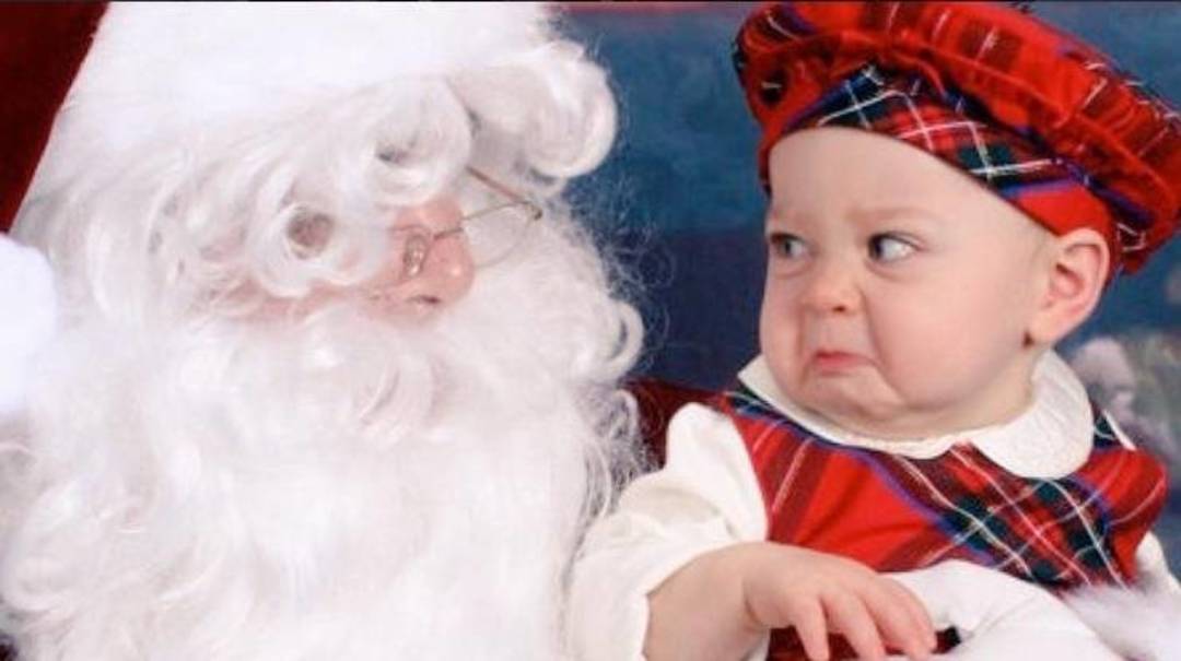 Daugeliui vaikų Kalėdų senelio lankymas baigiasi ašaromis ir panikos riksmais.<br>Instagram nuotr.