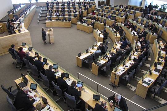 Seimas sugriežtino finansinę atsakomybę už darbą „šešėlyje“