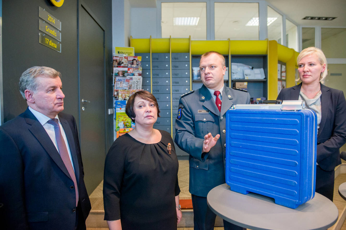 Atidarius šį lagaminą neleistinu būdu, eurai bus sugadinti.