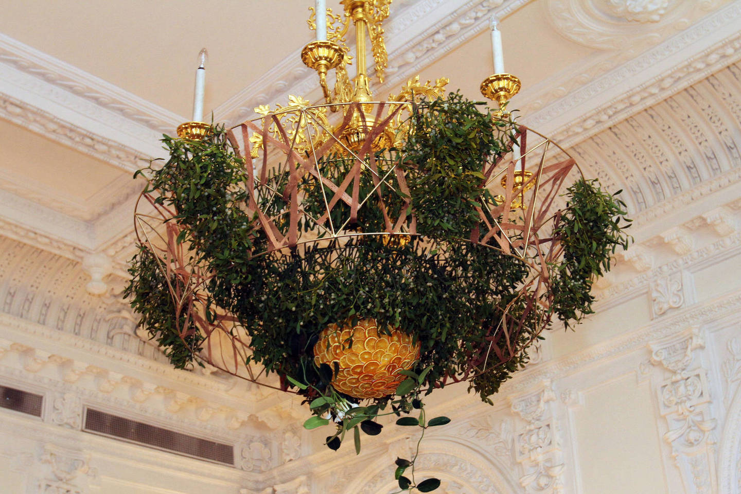 Kauno Rotušę puošia floristų sukurtos kalėdinės kompozicijos.