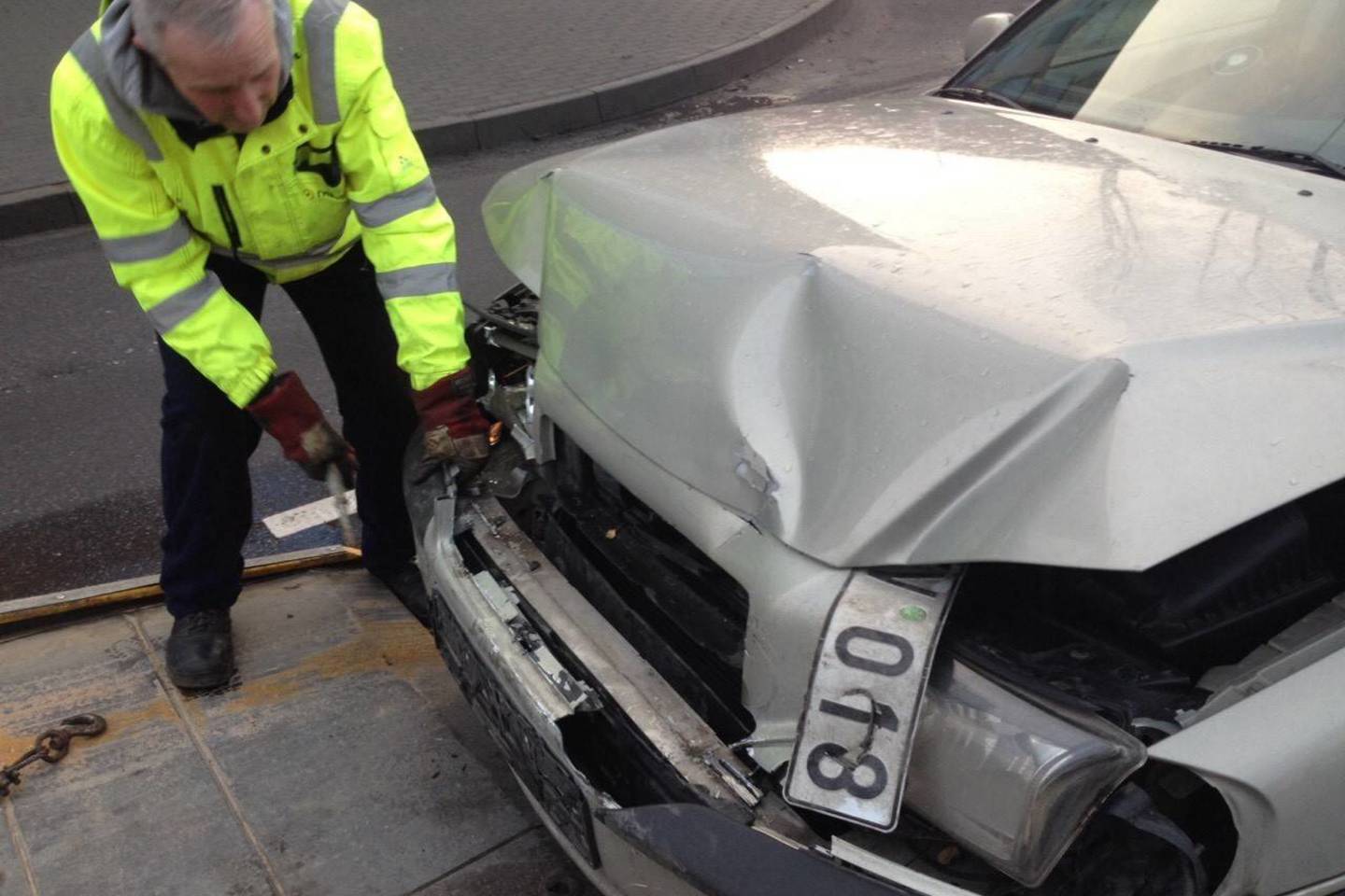 Per avariją Vilniuje nukentėjo moteris ir apdaužyti du automobiliai.