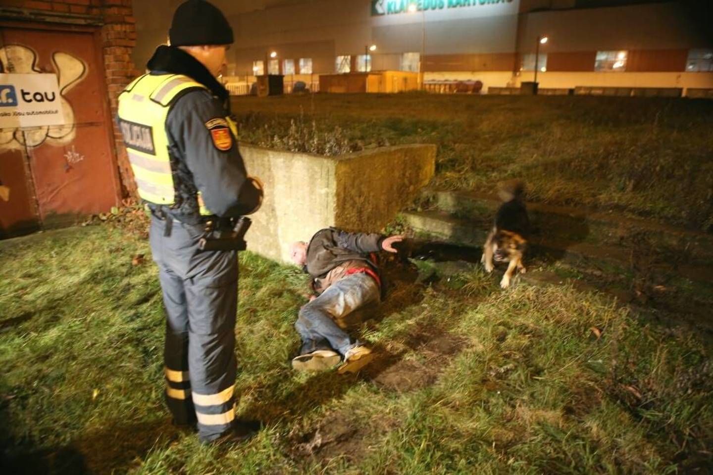 Šuo prie savo šeimininko neprileido nei medikų, nei policijos.