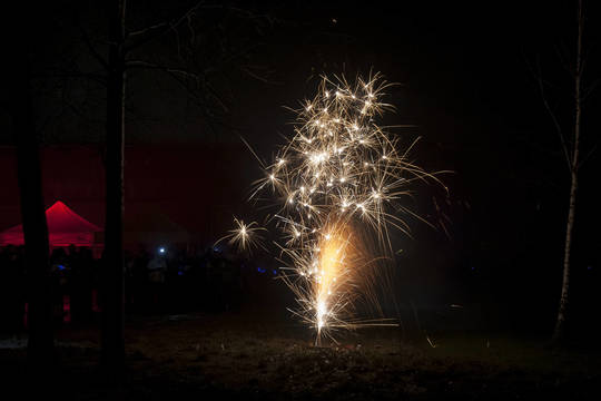 Neatsargiai sprogdindami petardas susižalojo vyras ir vaikas
