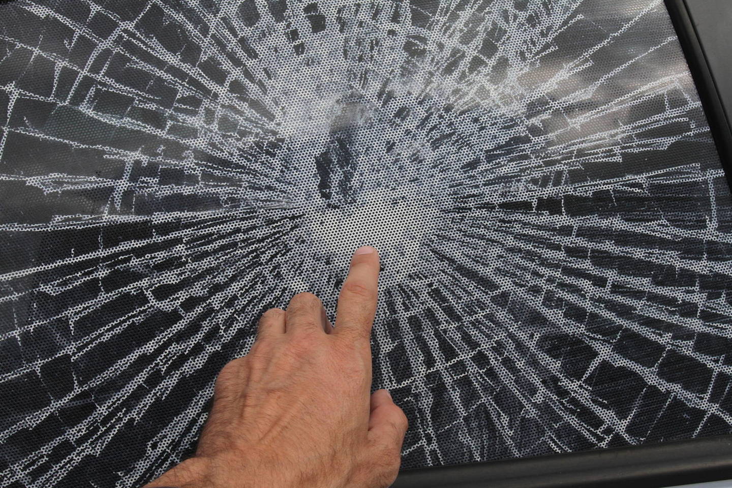 Rokiškyje sulaikomas jaunuolis galva išdaužė stiklą.