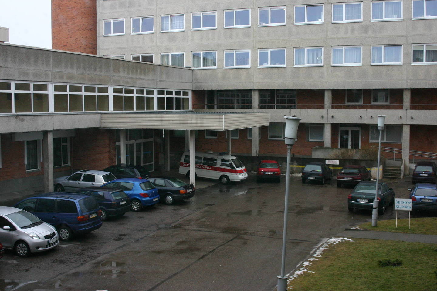 Iš ketvirto aukšto iššokusį jauną vyrą greitoji pagalba gabeno į Marijampolės ligoninę, tačiau medikai nebegalėjo padėti nelaimėliui.