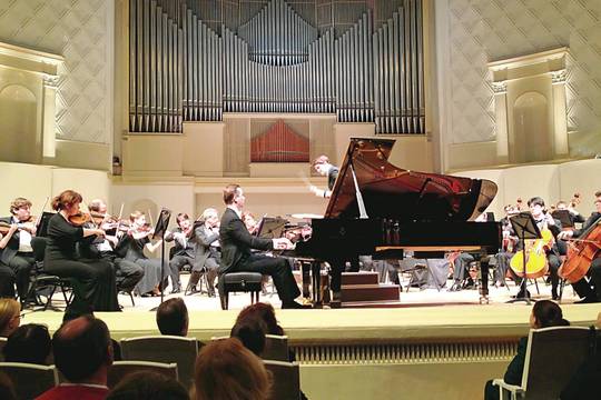 Pianistas D.Mažintas rusų publikai lenkėsi penkis kartus