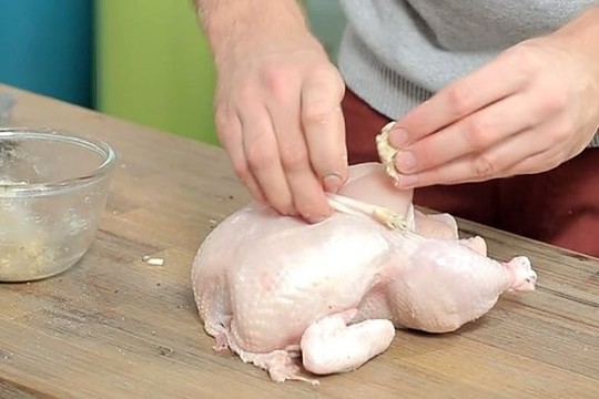 Tobulos vištos paslaptis – marinavimas prieskoniniu sviestu