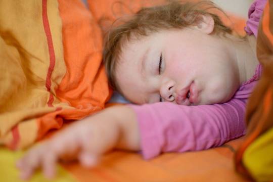 5 vaikų miegojimo pozos: ką sako psichologai?