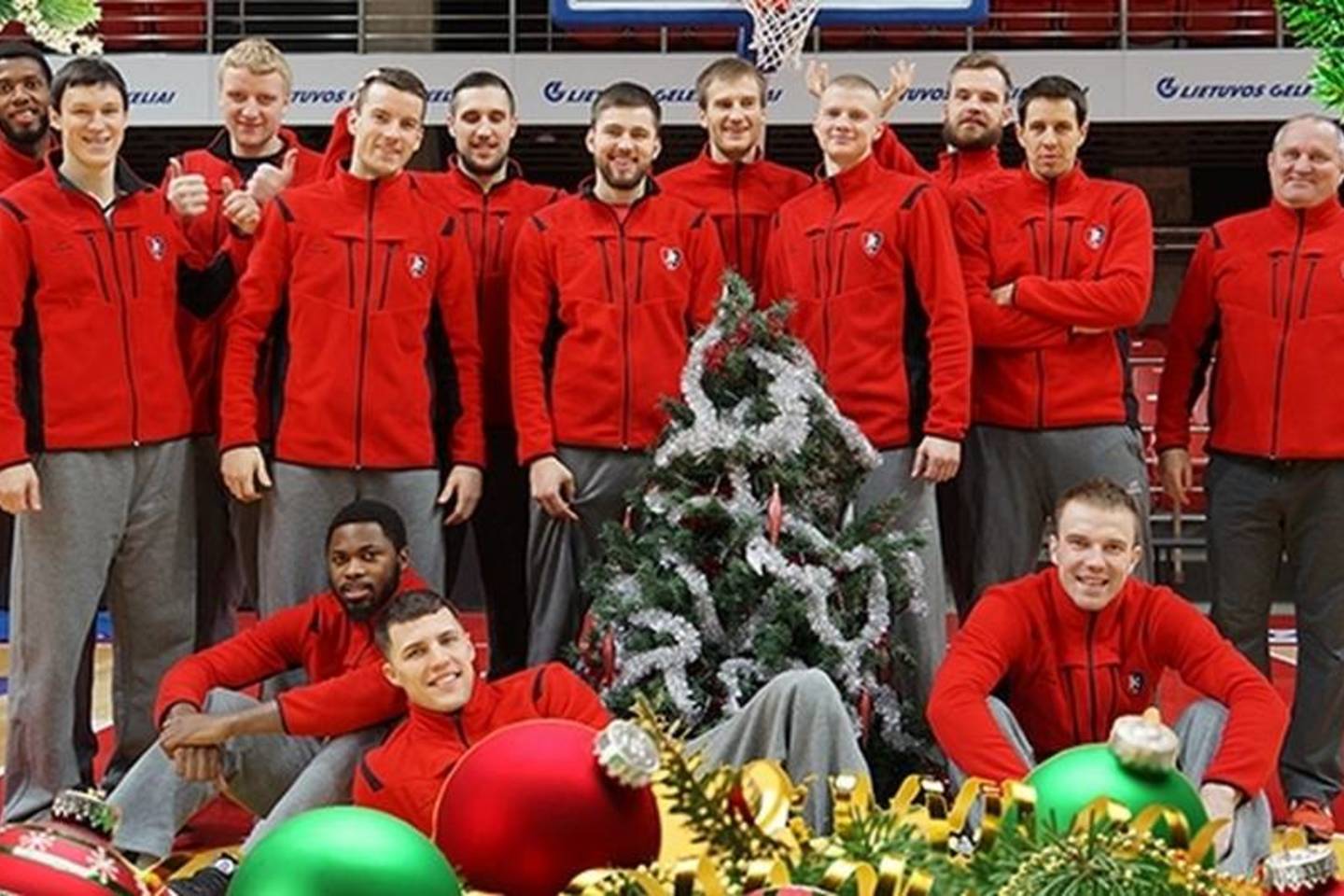 „Lietuvos rytas“ sirgalius sveikino su šventėmis.